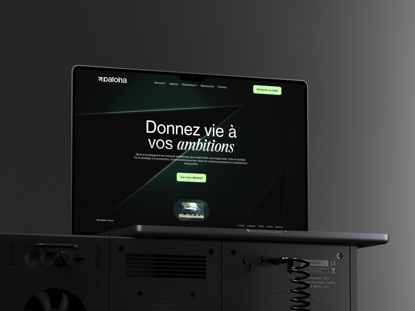Un laptop sur un bureau, illustrant le développement du site de l'agence Paloha Montpellier, développé par Humatis.