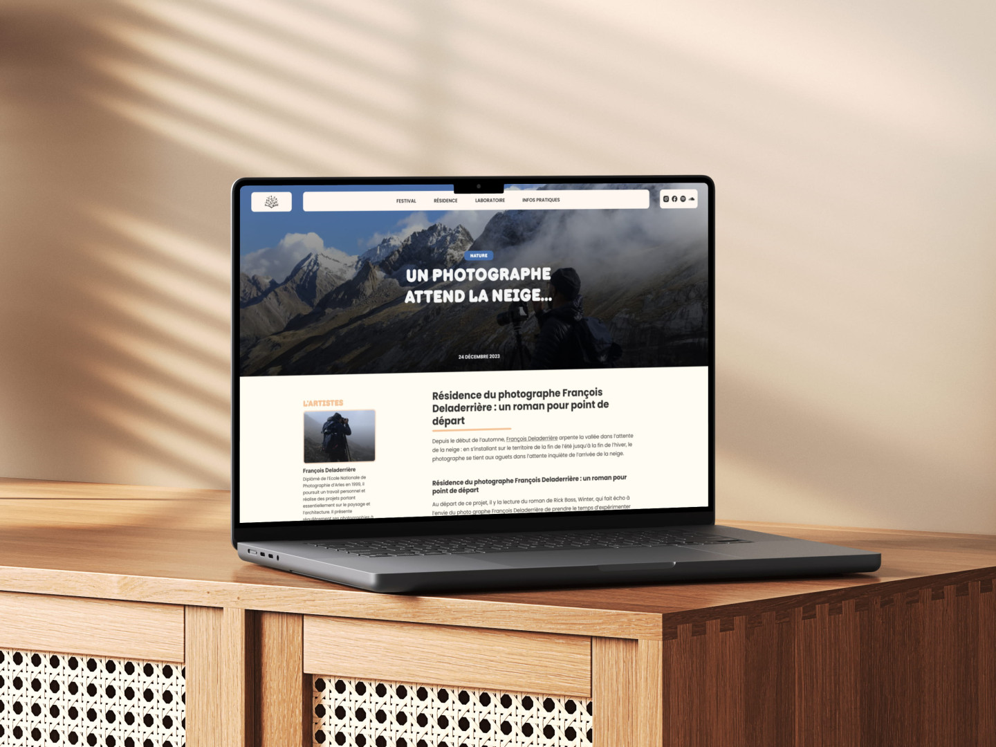 Ordinateur portable sur une table en bois et une chaise, illustrant le site Le Murmure Du Monde conçu et développé par Humatis.