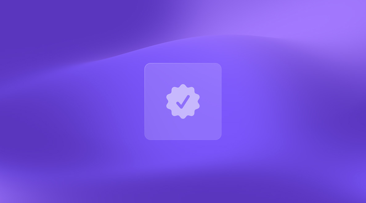 Fond violet avec un bouton check blanc, symbolisant la validation et la réduction des risques produits.