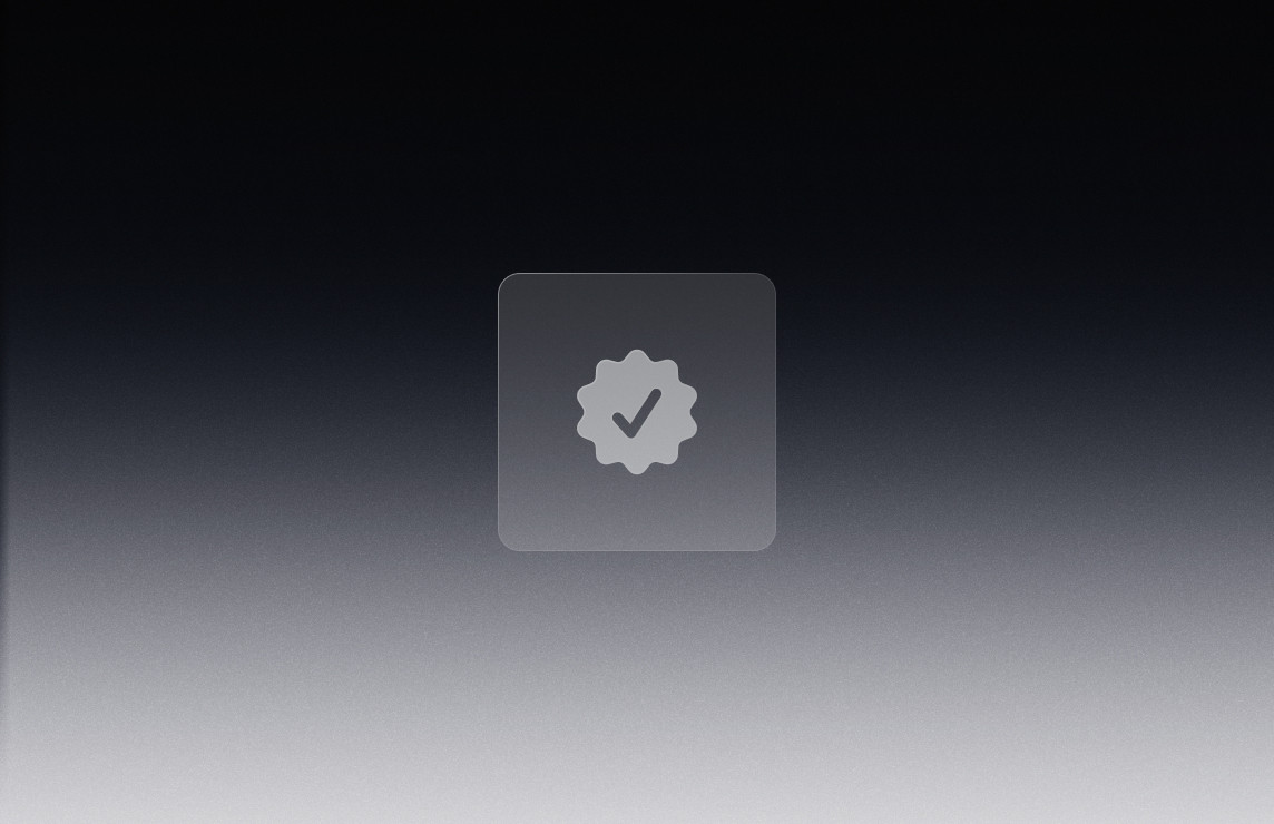 Arrière-plan sombre en dégradé noir et gris avec une icône blanche de badge validé, illustrant la fiabilité, la stabilité et la disponibilité des services en production.